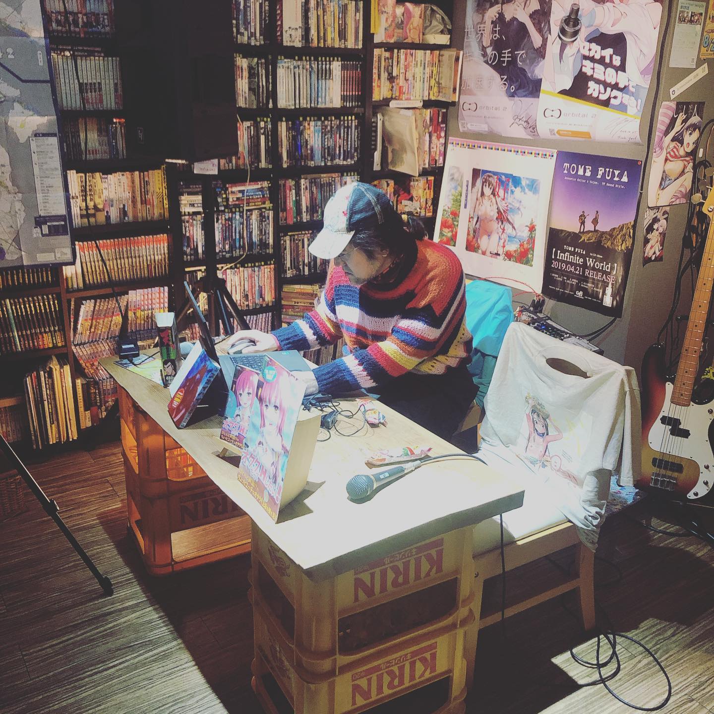 本日もオープン致しました´･ᴗ･` 店長はまだ資料作成中です… #オタクバー #ぢーな塾 #ぢーな塾長