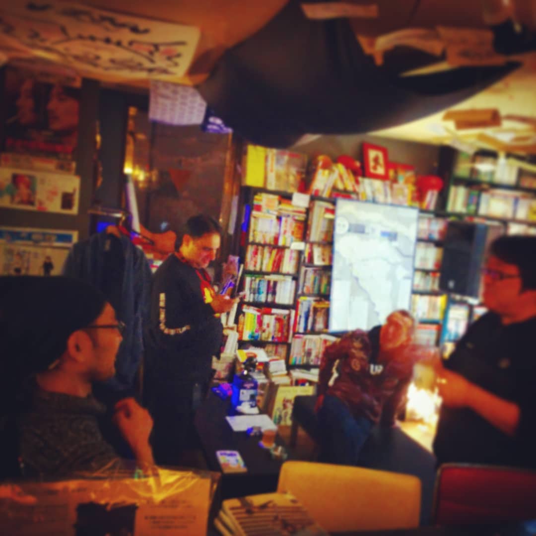 #イギリス人オタク さん再来。アニメタイトル、ジョジョキャラ&スタンドの日本語英語での違いで盛り上がってます!#オタクバー