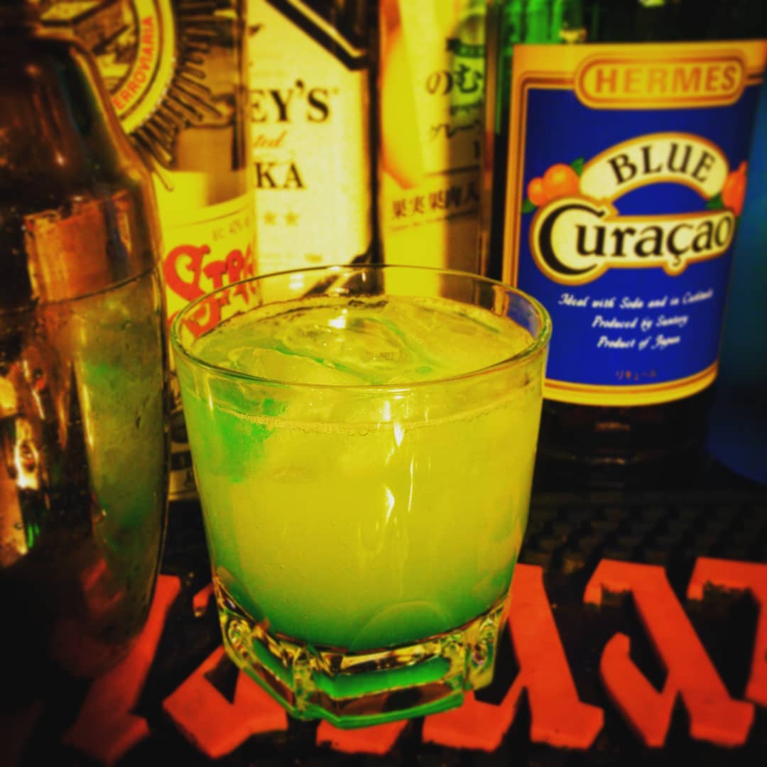 今週末の #アニメトークイベント #オタク文化学「#ガイナックス騒動 の真実?」用 #オリジナルカクテル、#王立宇宙軍。黄色と青。#オタクバー