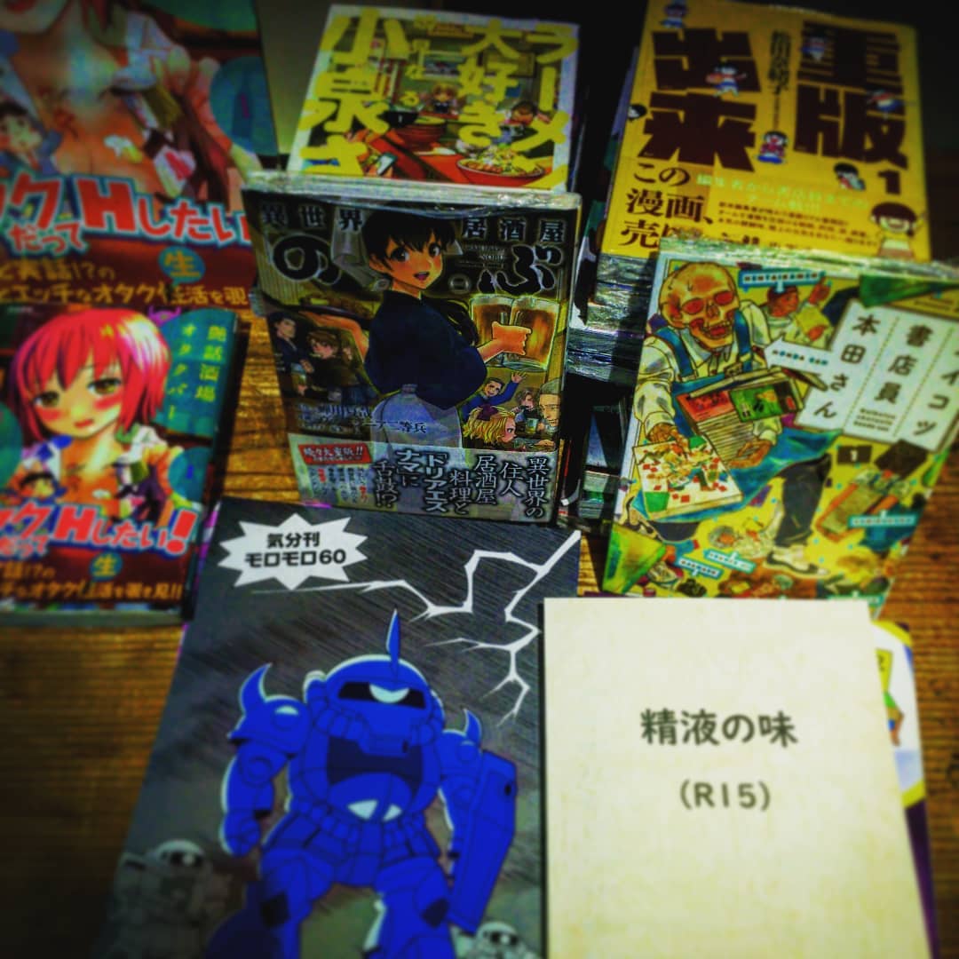 店内 #コミックス、#同人誌 の入れ替えです。開店します♪ #オタクバー