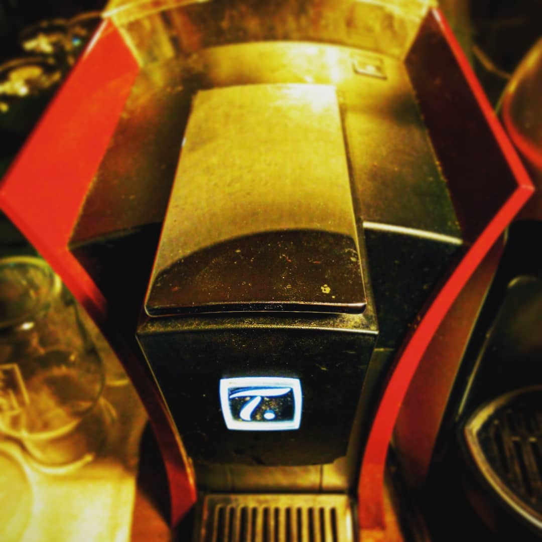 マシン故障でただいま温かいお茶が作れません、申し訳ありません。早急に手配します。開店です。#オタクバー