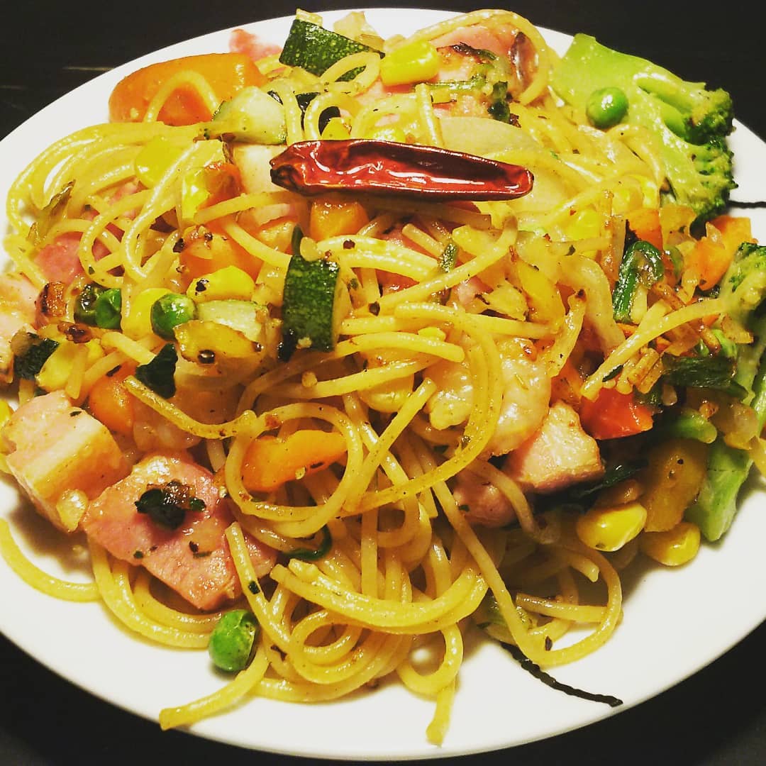 朝方の #まかない、#具だくさんペペロンチーノ。食べて #始バス で帰ります。#オタクバー