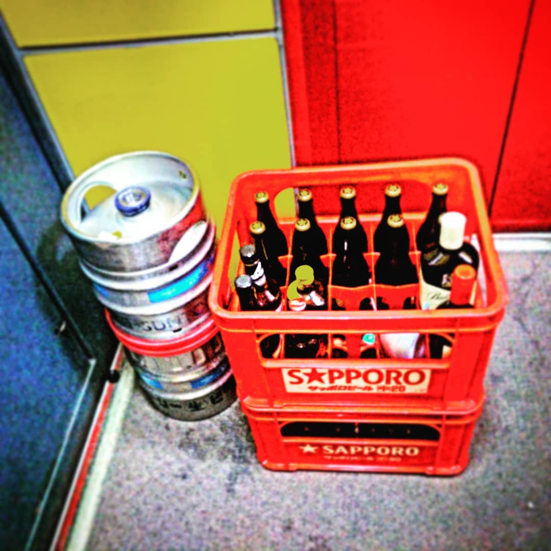 昨夜の常連さん復帰パーティは大成功！　お酒を飲み干してしまったので、大量仕入れして開店です♪ #オタクバー