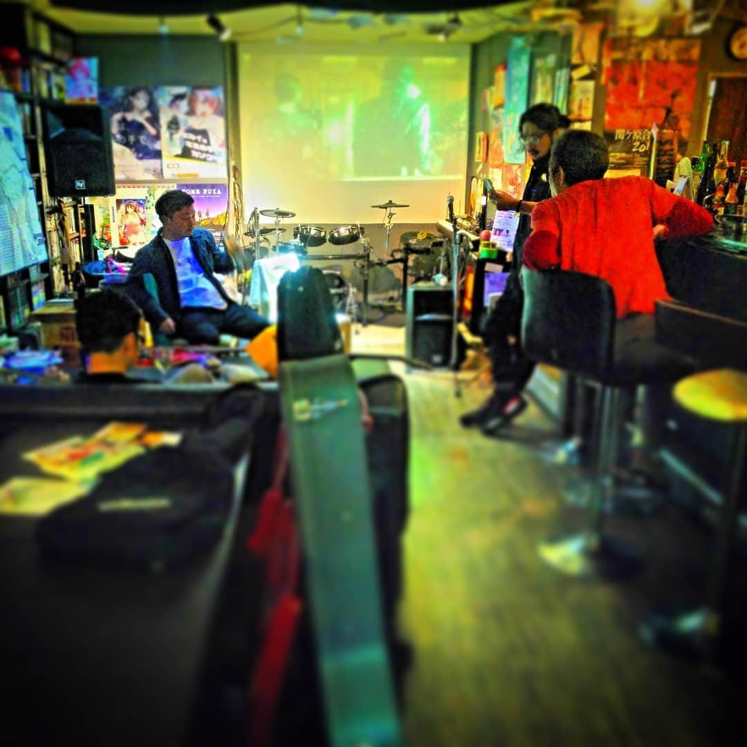 開店前に常連さんによるバンド練習ありました。その興奮を引き継ぎ開店です♪ #オタクバー