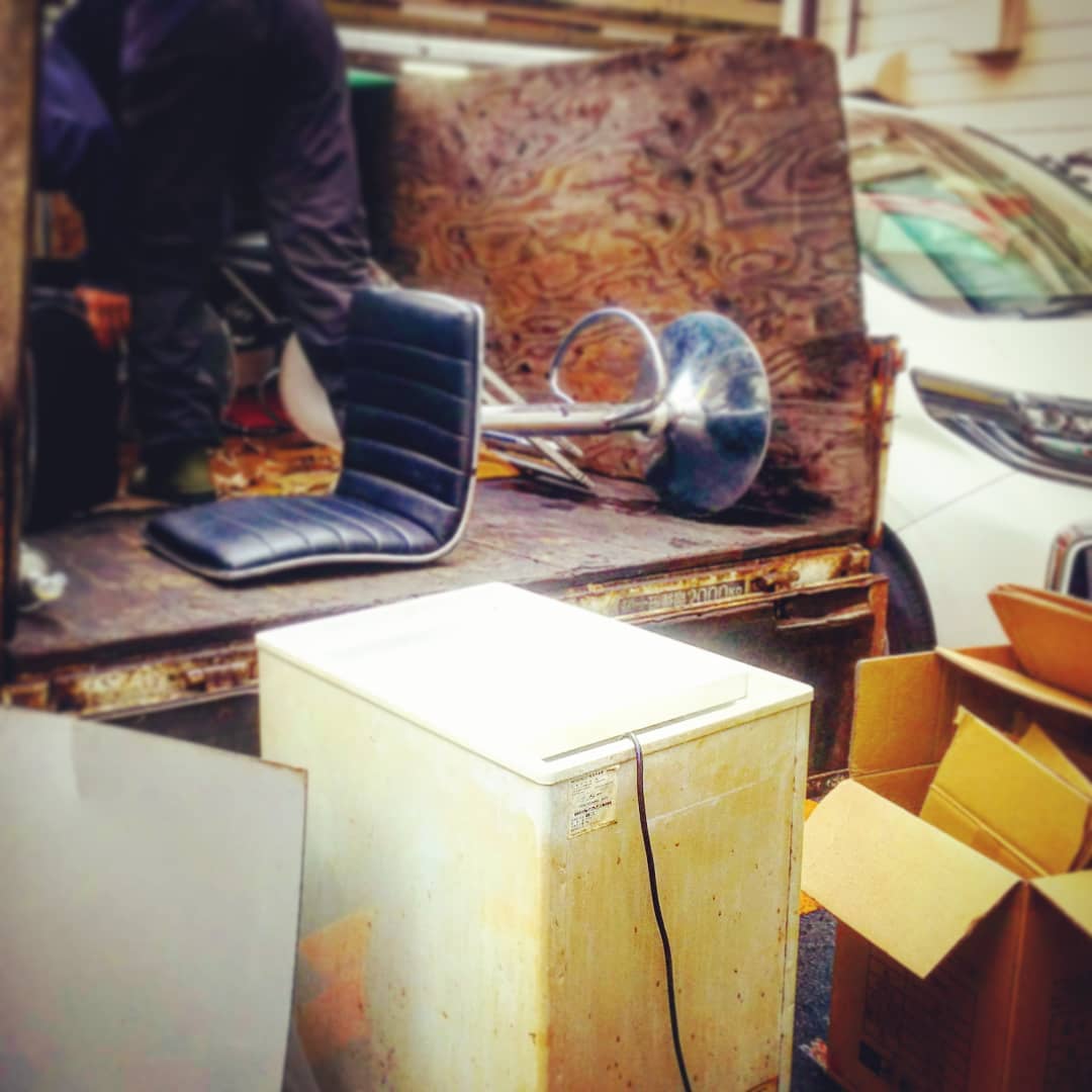 壊れた #ストッカー、#カウンターチェア などまとめて破棄! 店が広くなりました! 新しい展示をどうしようかとワクワク♪ #オタクバー