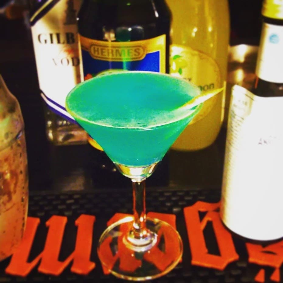 今週末の #ぢーな塾「#艶話酒場オタクバー シン・オタク編」発売記念トーク・サイン会用 #オリジナルカクテル、#お局オタ女。青髪に黄色い髪飾りイメージ♪ #オタクバー