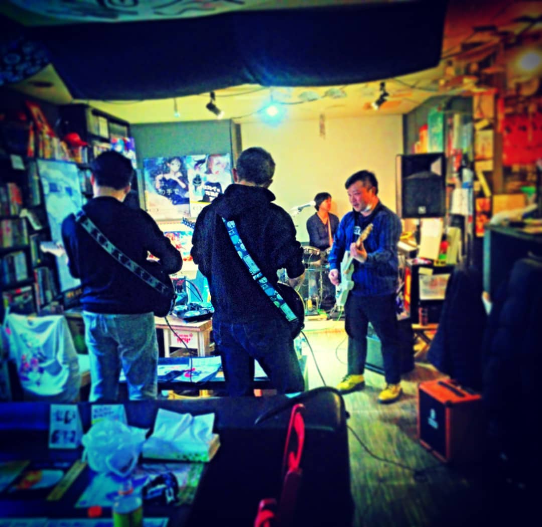 本日は #DJ-J主宰「#音楽をつくろう バンド編」第1回から。開店してます! #オタクバー