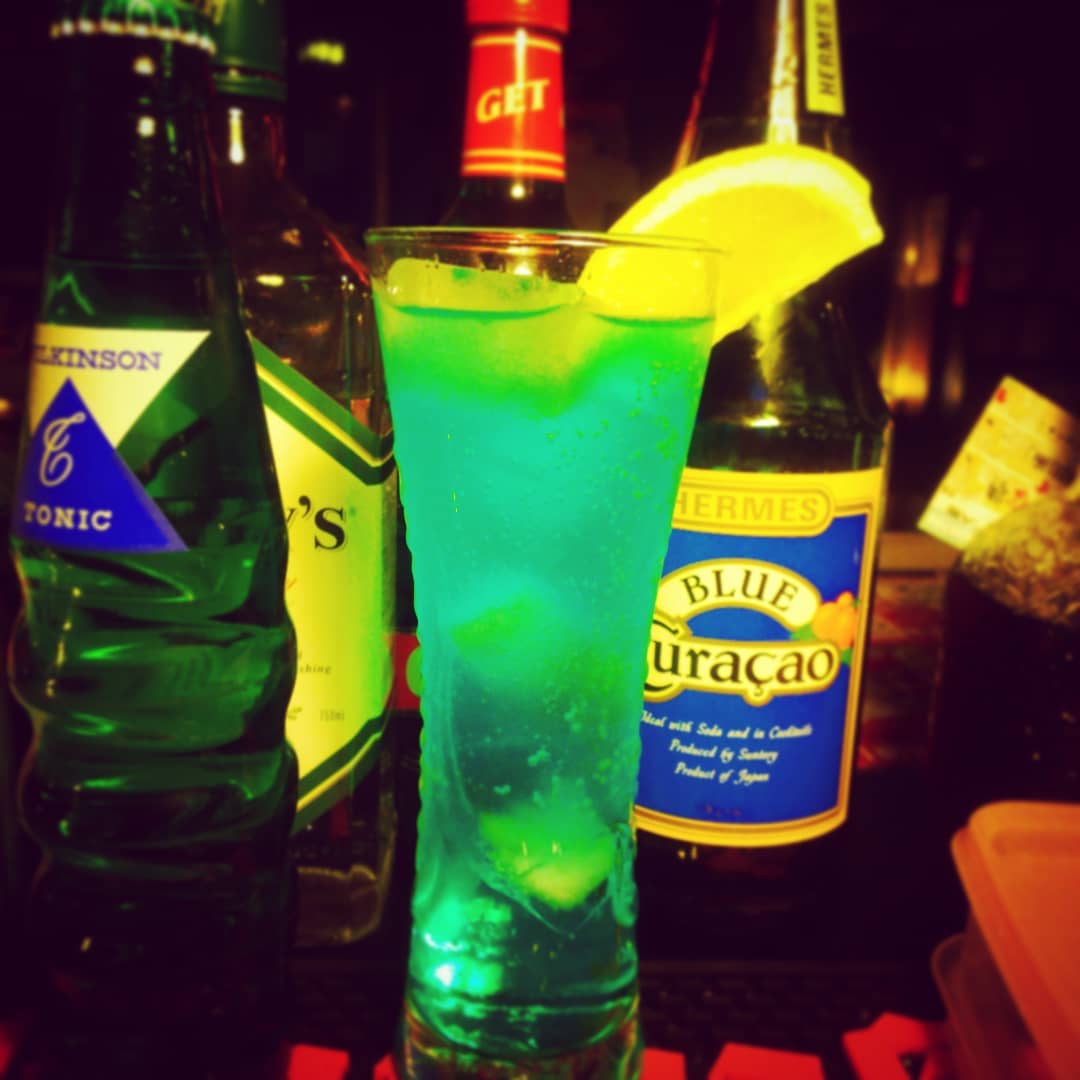 今週末の #Jバンド特集 用 #オリジナルカクテル、#ユニコーン。#MaybeBlue にちなみ、上下で色みの違う青。#オタクバー