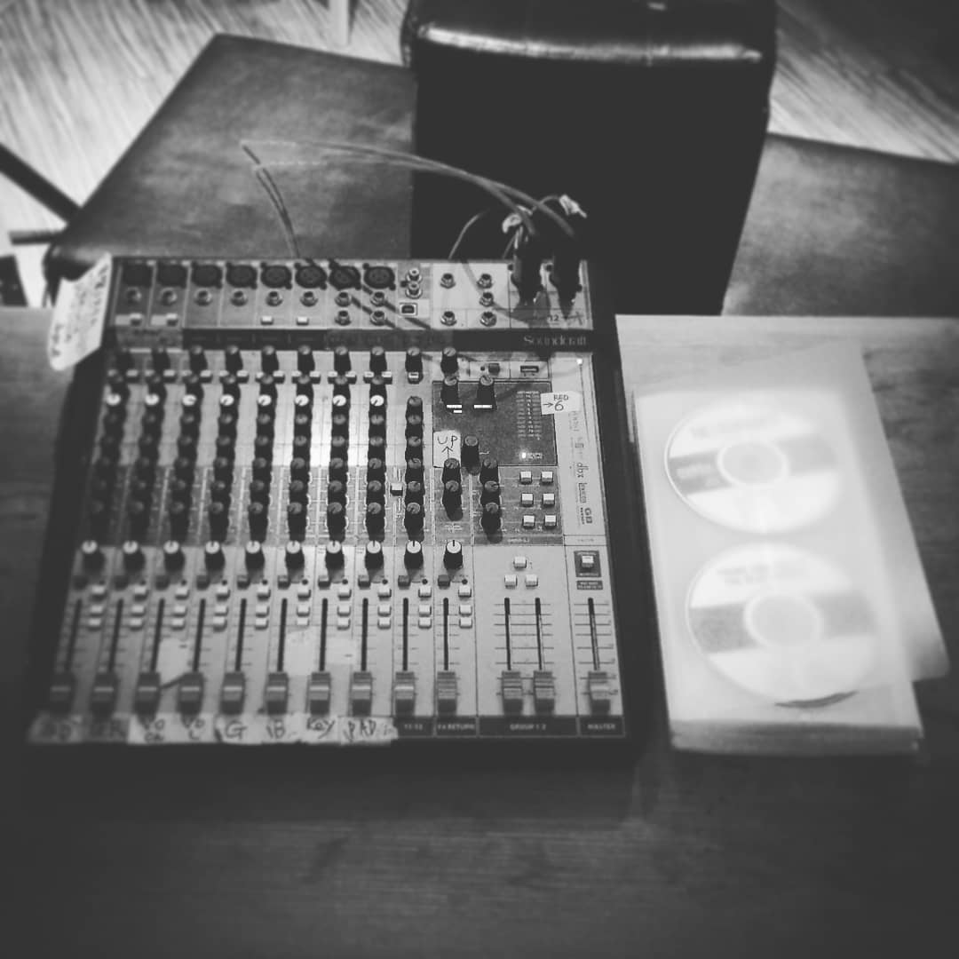 日本のバンドに想いを馳せつつ、本日も開店です♪ #オタクバー