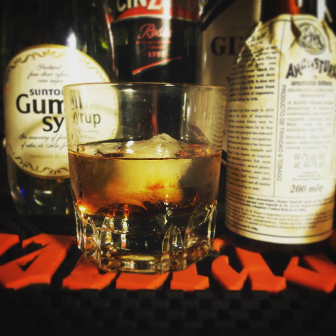 今週末の #Jバンド特集 用 #オリジナルカクテル、#RCサクセション。透明、赤、透明の#プースカフェ で清志郎を表現。#オタクバー