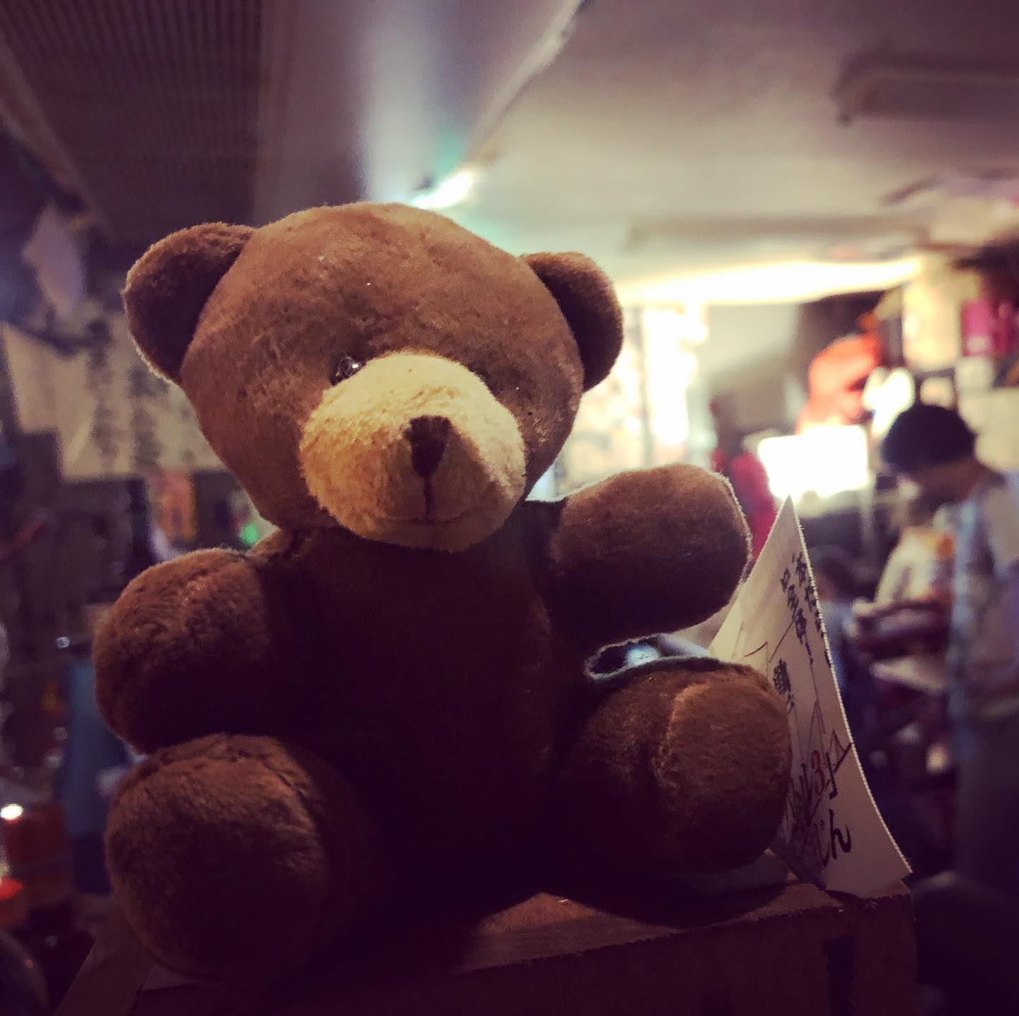 湿気でジメジメな夜も元気にOPENです #オタクバー