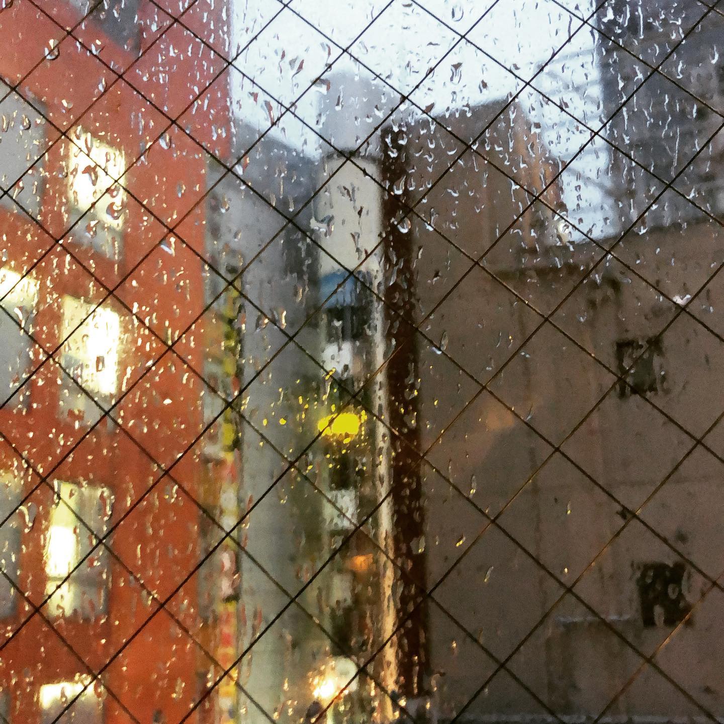 生憎の雨ですが本日も元気にOPEN致しました´・ᴗ・`もくもく木曜日の夜はswingーbyで一杯如何でしょうか #オタクバー