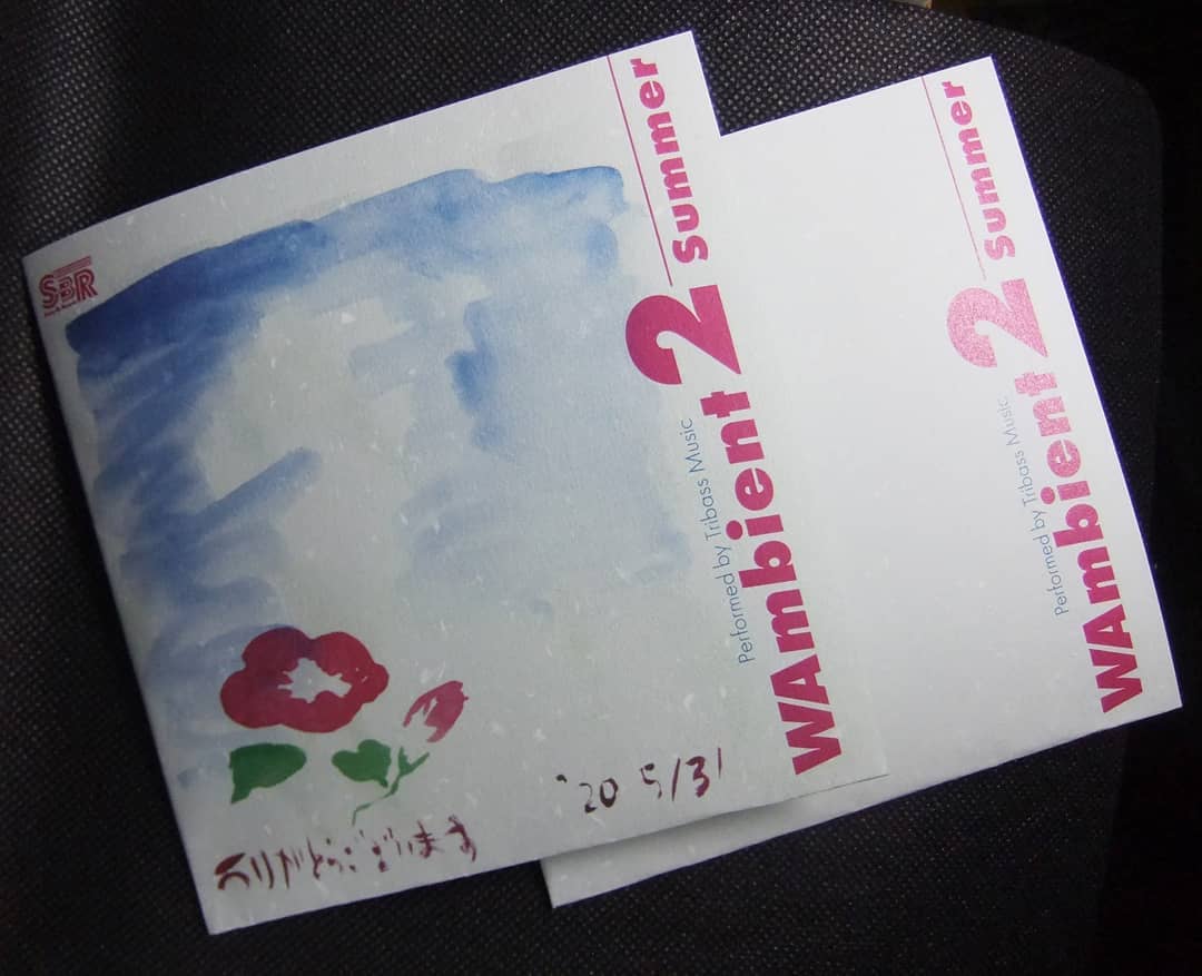 #和んびえんと 弐 〜夏〜(CD)[アンビエント／ヒーリング／環境音楽]アーティスト：トライベイス・ミュージック（アナログシンセ、テープマシン、サンプラー、録音機）プロデュース&マスタリング：DJ-Jスイング・バイ・レコーズ発足！籠り疲れを癒す、Swing-Byからのささやかな贈り物。あなたの日常生活の傍らに、そっと置いてください。“和”をイメージした穏やかな楽曲を、十二の月名で春夏秋冬ごとにお送りします。96kHz/32bit音源からプロ仕様メディアで製作、クリエイターでもある店長・雷門風太が一枚一枚にイラストをほどこすスペシャル版（図案リクエスト可）。トータル50分以上。1 前奏：雨季２2 皐月3 水無月4 間奏：下北半島の花火5 文月6 後奏：蝉は※本作は1作目ですがナンバリングは夏なので2となっています。SBCD-90101販売サイト：https://otakuswingby.base.ec/items/29931150#オタクバー