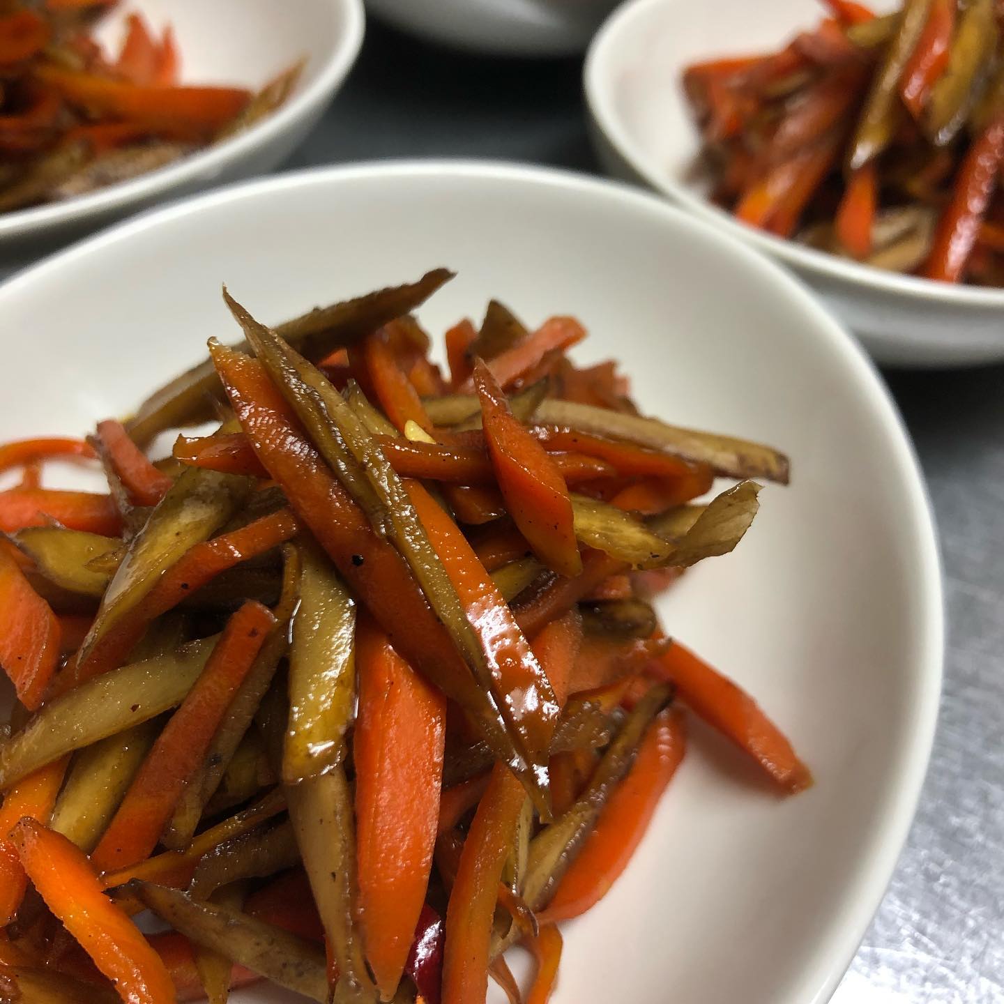 本日もスイングバイオープン致しました´･ᴗ･` 数は少ないですがピリッときんぴらも330円でご用意しております(๑˃̵ᴗ˂̵) #オタクバー