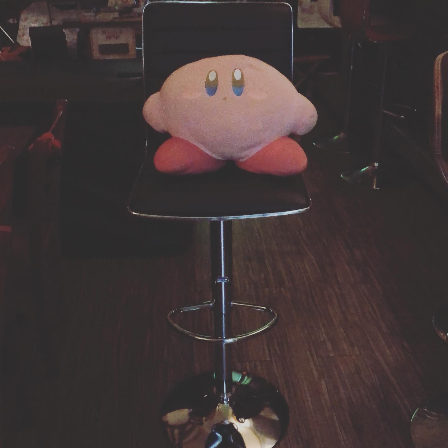 椅子を新しくしました、もう一脚も交換する予定です 新しい気持ちで本日もOPENです(๑˃̵ᴗ˂̵) #オタクバー