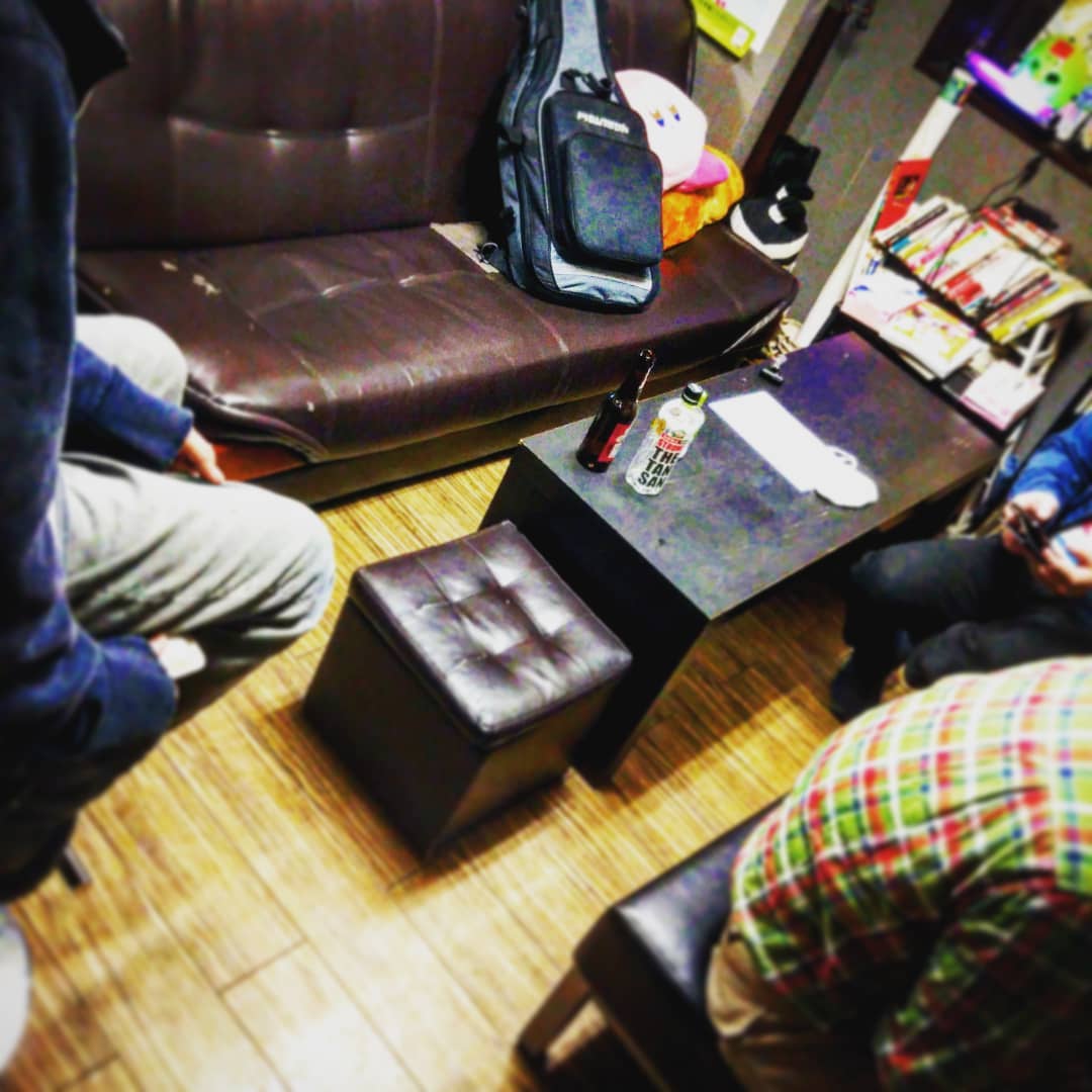 今日はSwing-By軽音部ひさびさの練習でした。部員は残ってグビグビ! 開店です♪ #オタクバー