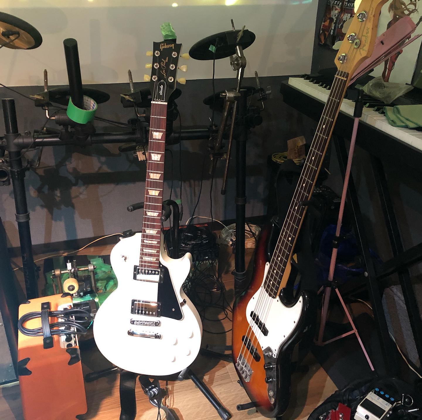 冷たい雨が止んだ水曜日の夜。今夜もオタクサブカルバーSwing-Byオープン。美味しいビールと快適空間でお待ちしております #オタクバー