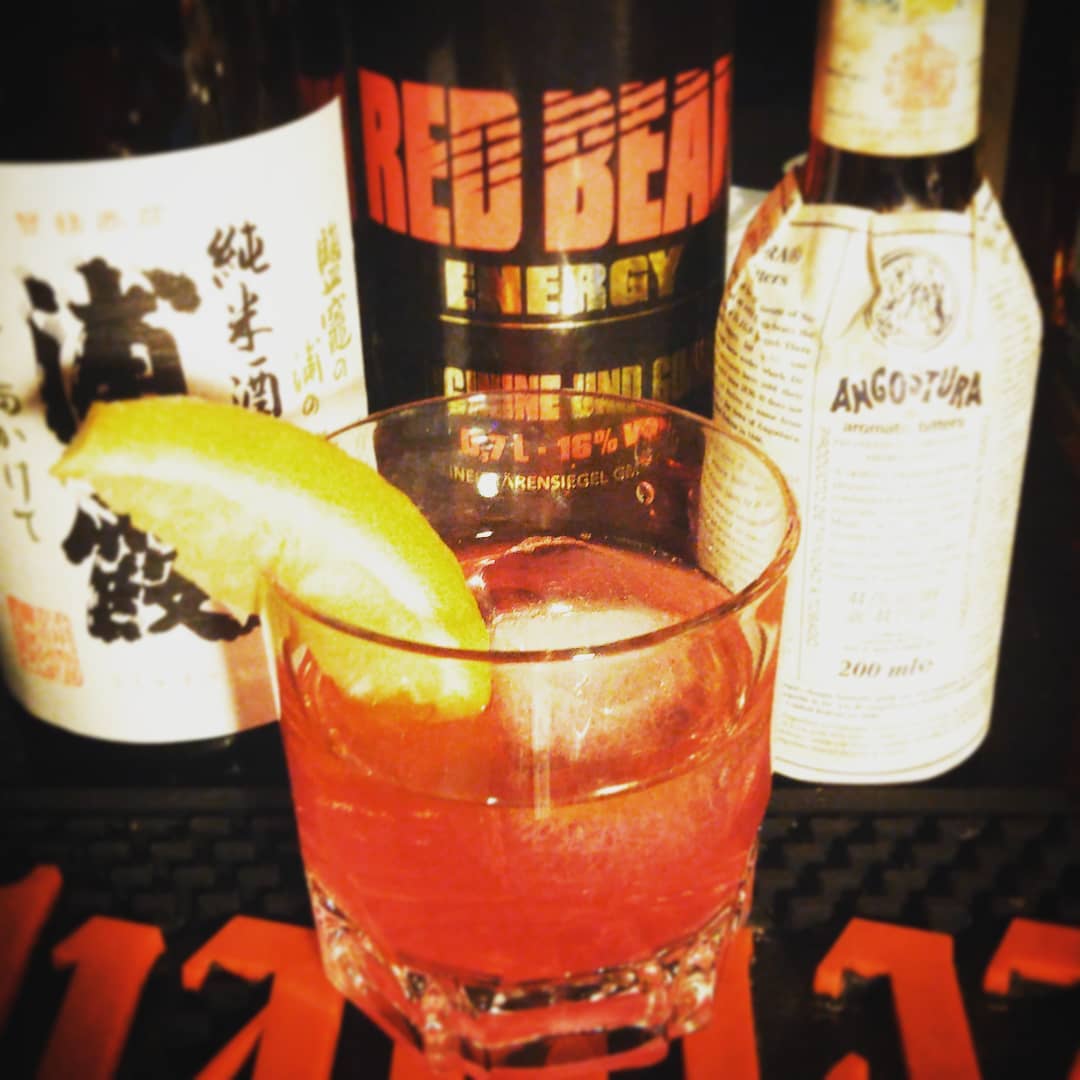 週末の #オタク文化学 用 #オリジナルカクテル、#日本アニメ。#日本酒ベース に #レッドベア と #アンゴスチェラビターズ 投入! #オタクバー