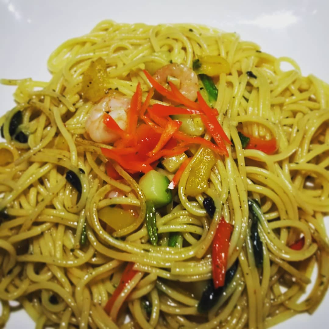 さっそく #ハバネロ挑戦者 登場、常連の #みともり 氏が #激辛ペペロンチーノ としてチャレンジ! 「ハバネロ1/4では #屁のつっぱりはいらんですよ」とペロリ。凄い! #オタクバー #激辛 #ハバネロ