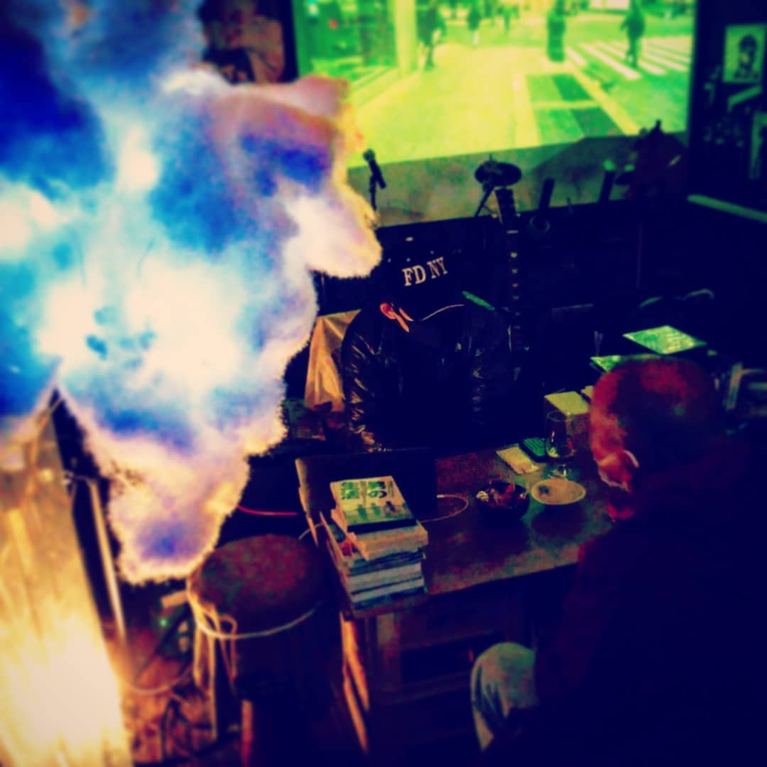 #DJ-J、ノリノリに曲をかけています! #オタクバー