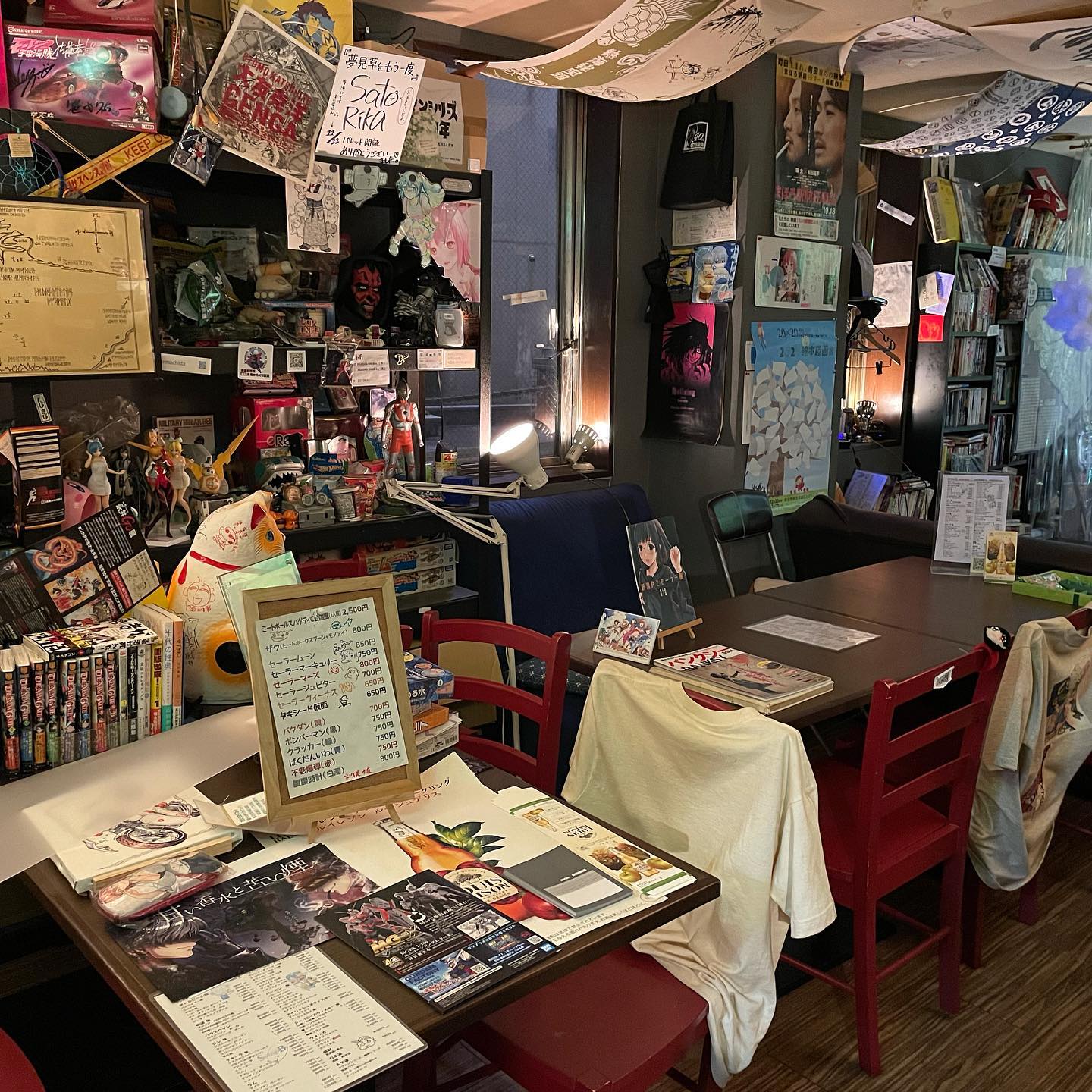 火曜日。今週も始まりました、Swing-By。営業時間は19時から22時と短いけれど、元気に営業中です#オタクバー