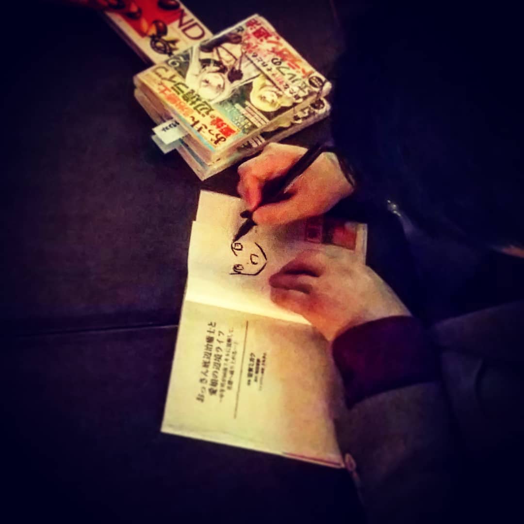 新刊出たばかりの「#おっさん底辺治癒士と愛娘の辺境ライフ」漫画版 #空賀ミガク 画伯来店中。日本中から集まった単行本に #サイン しております。#なろう #なろう系 #オタクバー #サイン会