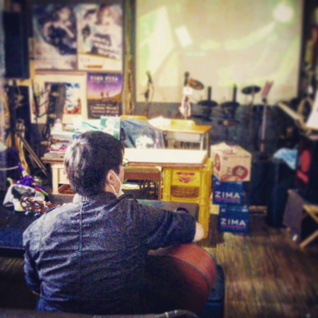 本日も1時から開店です♪ #けいおん部 のメンバーもぼちぼち集まってきてます。#オタクバー