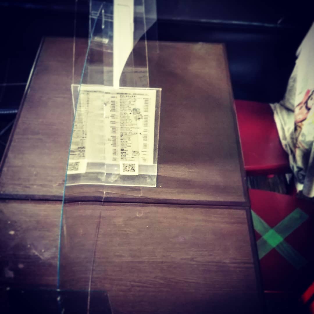 #まん延防止等重点措置 用に #アクリル板 をしっかりした物に変更。何枚かは保護シート剥がさず不透明のままにしてみました。ご意見によっては全て剥がします。#オタクバー #新型コロナウイルス #新型コロナウィルス #新型コロナウイルス感染症対策