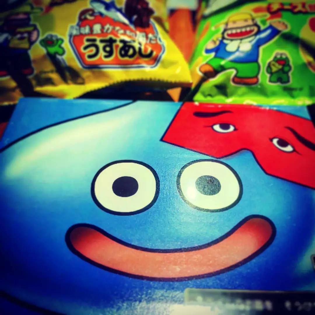 九州の知り合いに東京で買えない #スライムニ〇加煎餅 と #カール 2種を送ってもらいました♡ お客さん達と頂きます♪ #オタクバー #ドラクエウォーク #dqw