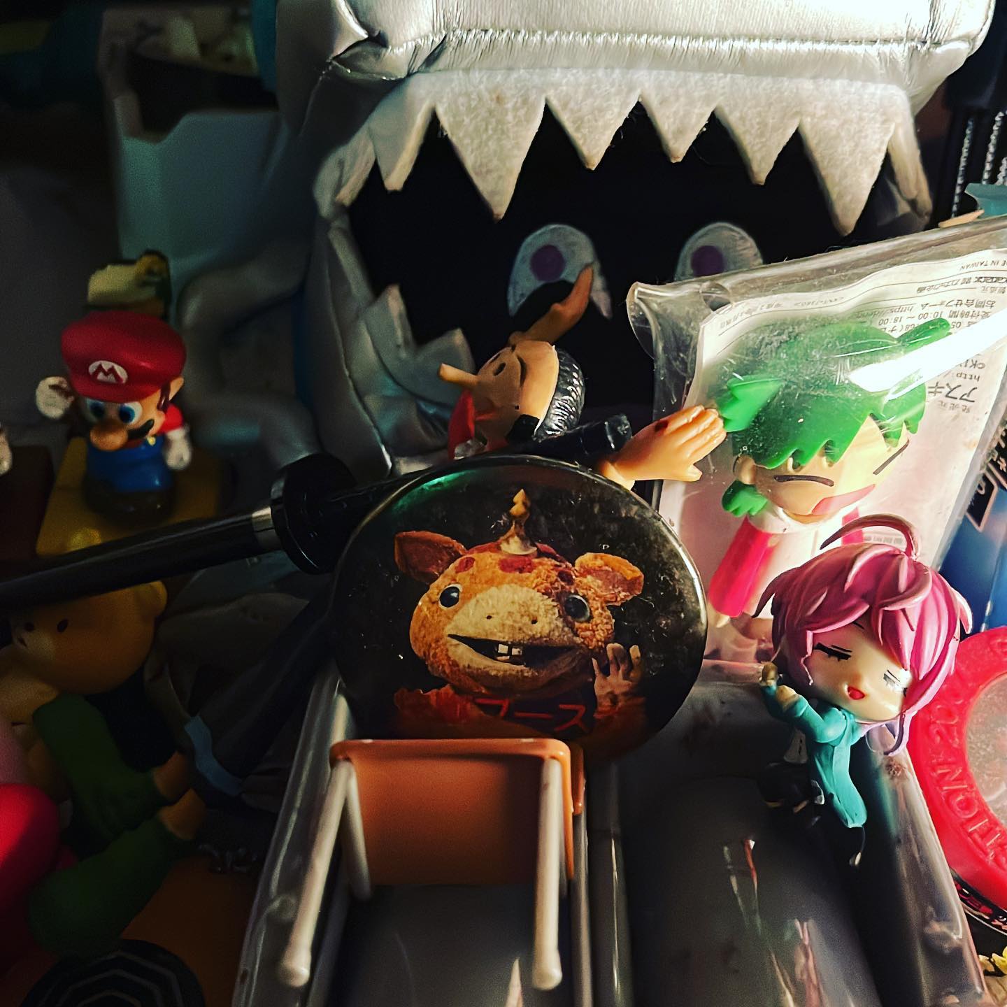 おもちゃ棚には様々なグッズがひしめいております #オタクバー