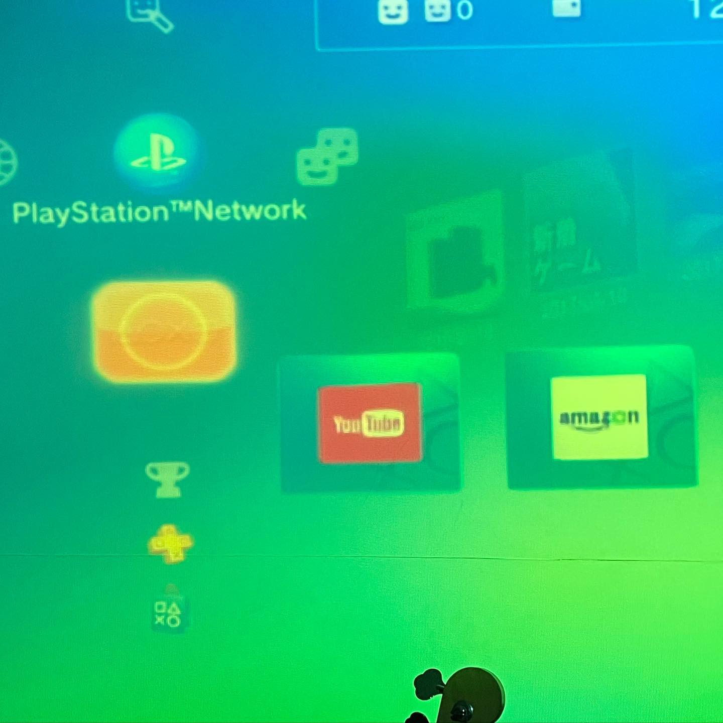 プロジェクター治りました🥰電気を変えたら鮮やかになった気がする…️今日も元気にOPENです´・ᴗ・` #オタクバー