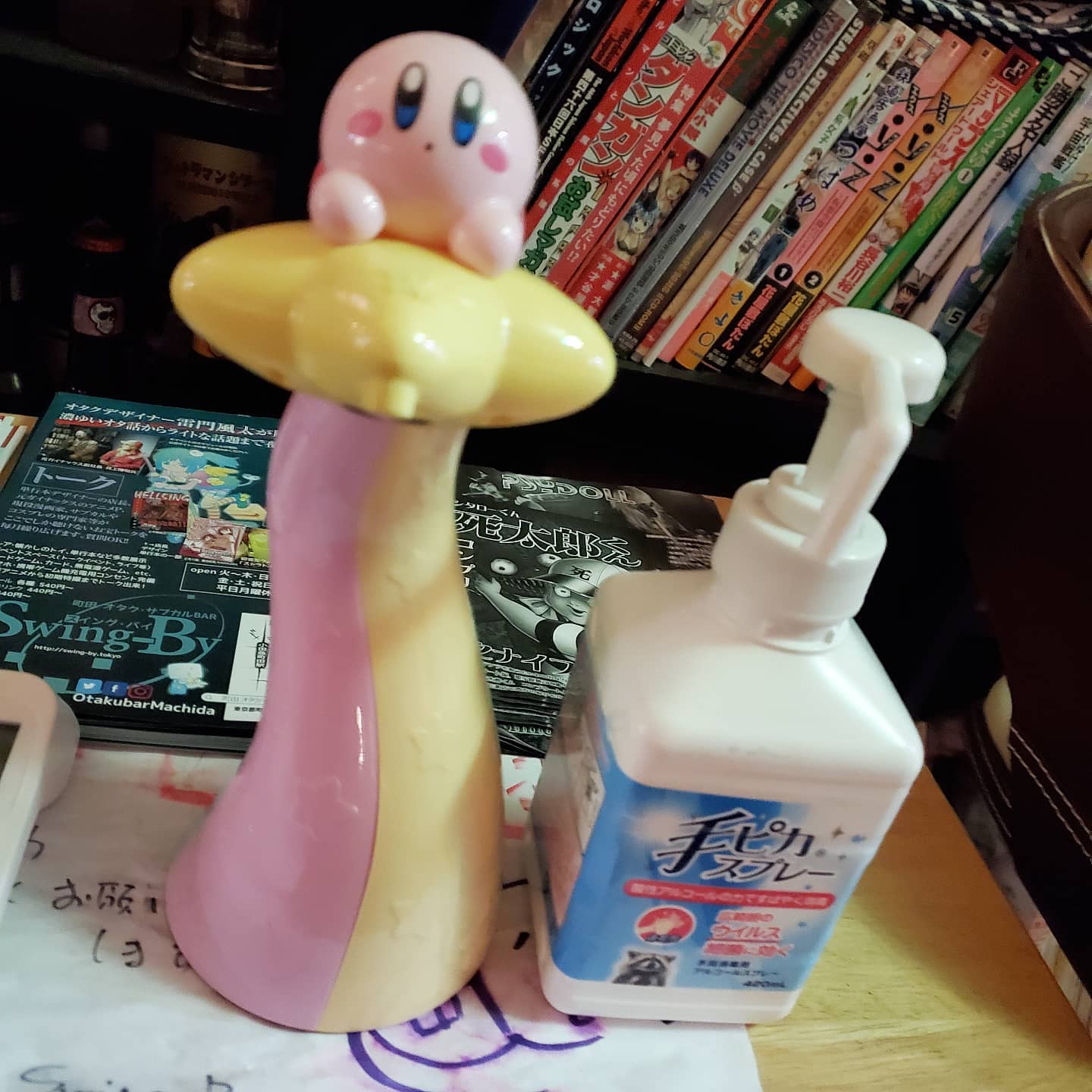 お客様が可愛いアルコールディスペンサーを持って来てくれました!カービィーで手を綺麗にしましょー今週も宜しくお願いします#オタクバー#町田#杏東ぢーな#雷門風太#鬼嫁の日