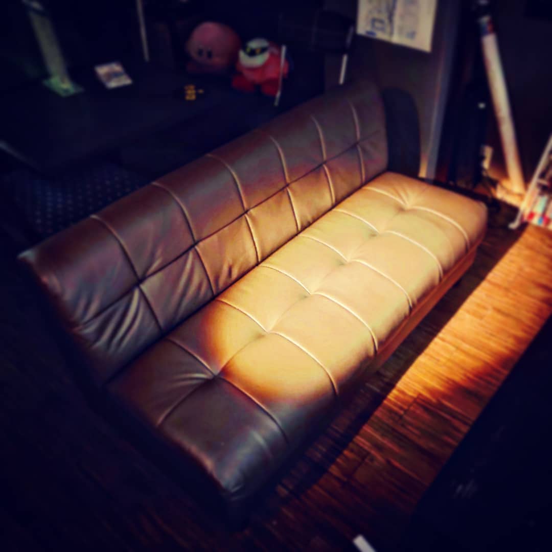 今年最後の定休日、ソファが新しくなりました! ふかふか体験しに来てください♡ #オタクバー