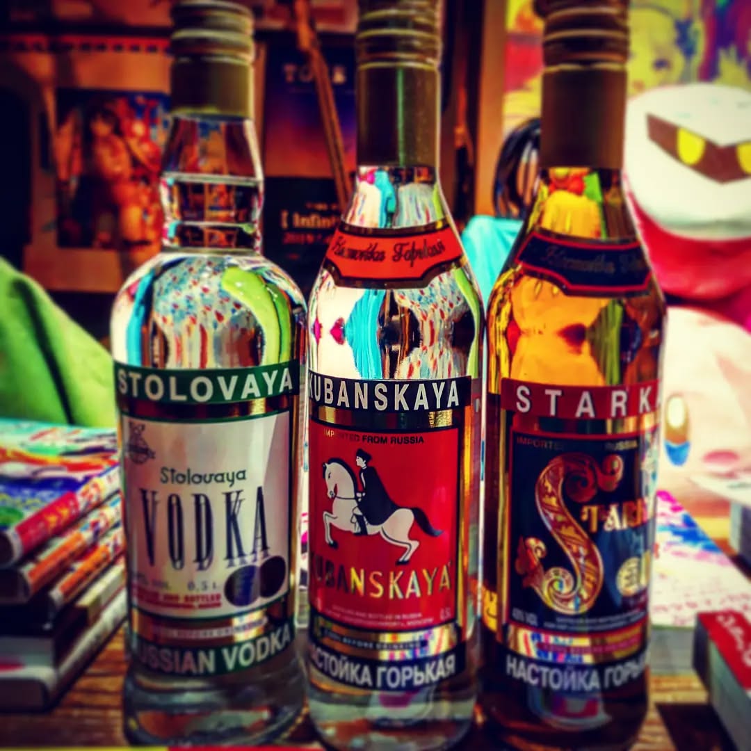 常連さんが持ってきてくれた #ロシアンウオッカ。#ストロワヤ、#クバンスカヤ、#スタルカ。プーチンを飲み干しちゃえ! #オタクバー #russianvotka #kubanskaya #starka