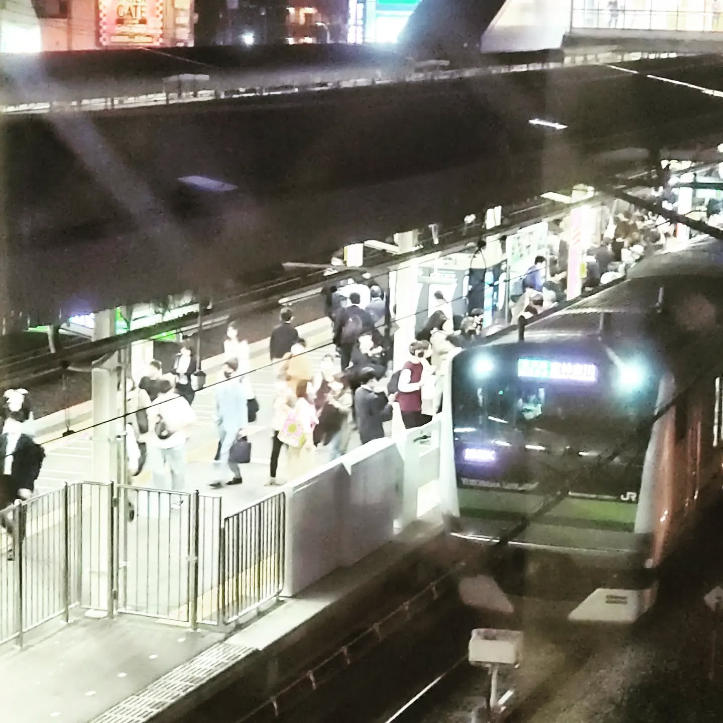 お店の階段から見える横浜線みなさん今日もお疲れ様です#町田#オタクバー#雷門風太 #杏東ぢーな#水木はポイント2倍