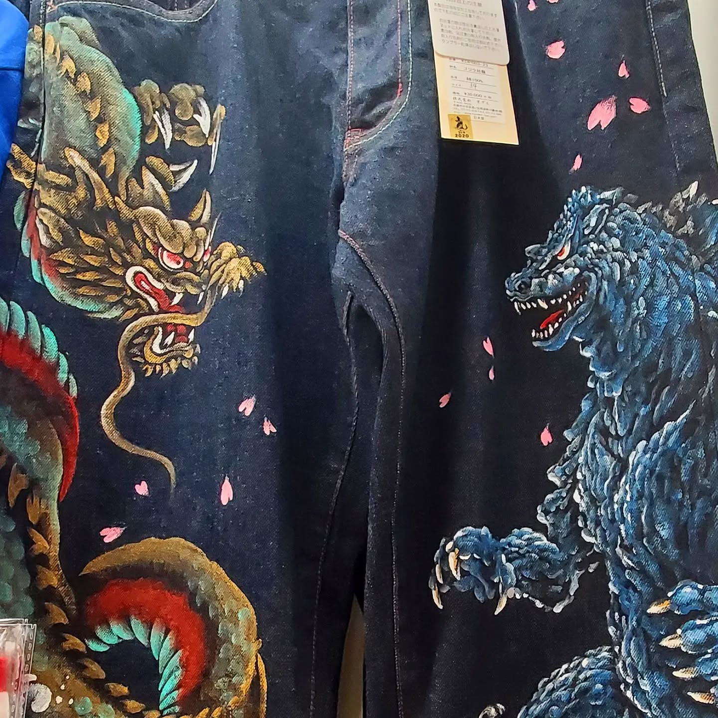 先日、新宿のゴジラストアーで店長が好きそうなデニムを見付けました!あくまで見付けただけです、買いません(笑)#町田#オタクバー#雷門風太 #杏東ぢーな#水木はポイント2倍
