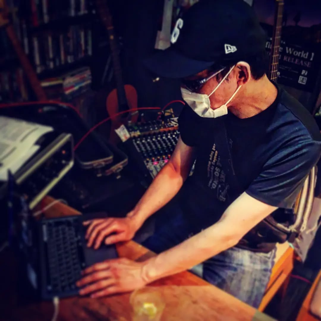 告知遅れました、絶賛営業中! DJも回してます♪ #オタクバー