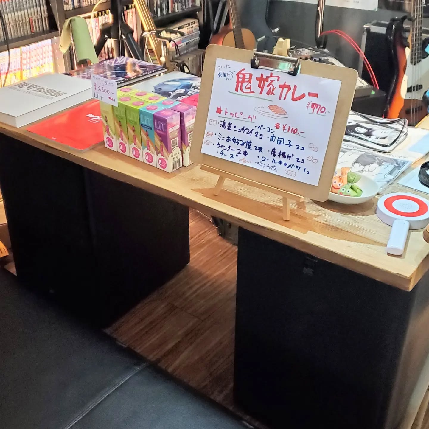 机の足がビールケースからウーファーに変わりました#町田#オタクバー#雷門風太 #杏東ぢーな