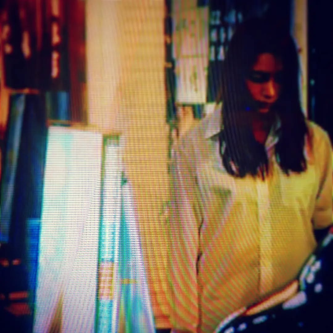 #Netflix ドラマ「#闇金ウシジマくん 外伝 #闇金サイハラさん」8話に当店看板出演! 画面中央下のミントグリーン斜めがそうです。でも撮影時に叫んでたセリフ使われて無かったなあ。#オタクバー #闇金サイハラさん闇金ウシジマくん外伝