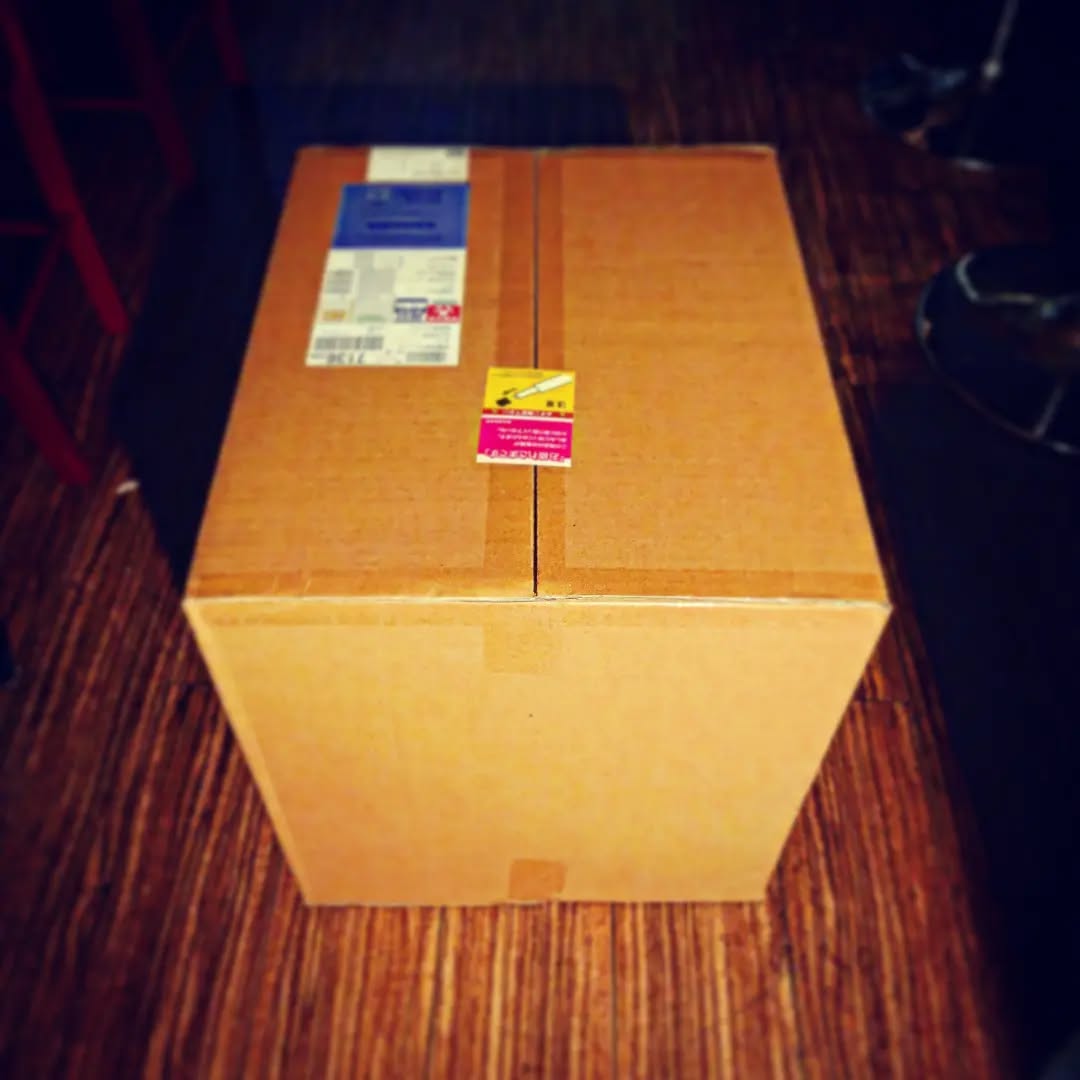 新しい #カウンターチェア 到着、おろしたてに座ってみよう！ 連休真ん中も元気に開店です! #オタクバー