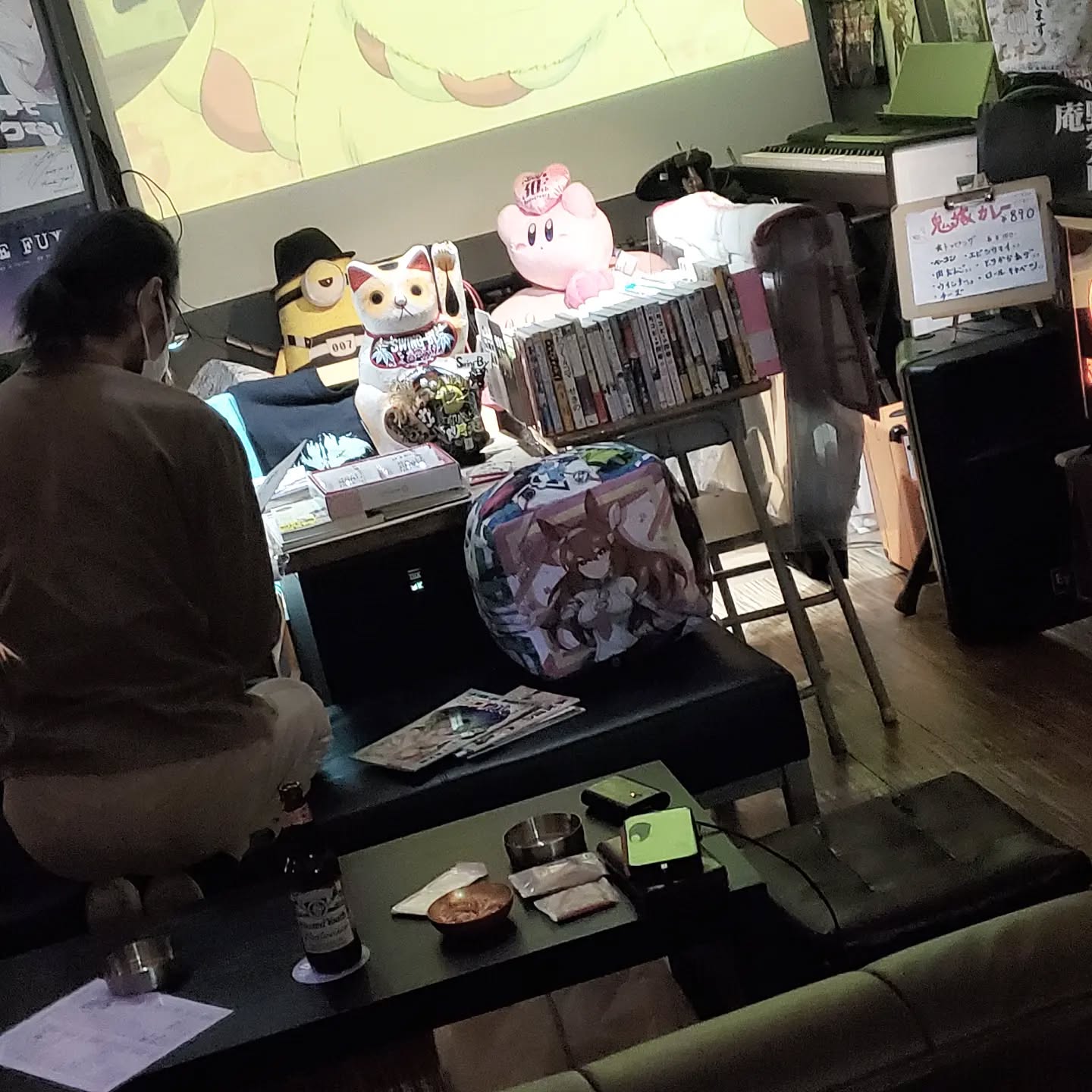 正座して今期同人誌を読まれてます今日も元気に開店しております!#オタクバー #町田 #杏東ぢーな #雷門風太 #U25割 #はじめての女性は1杯無料