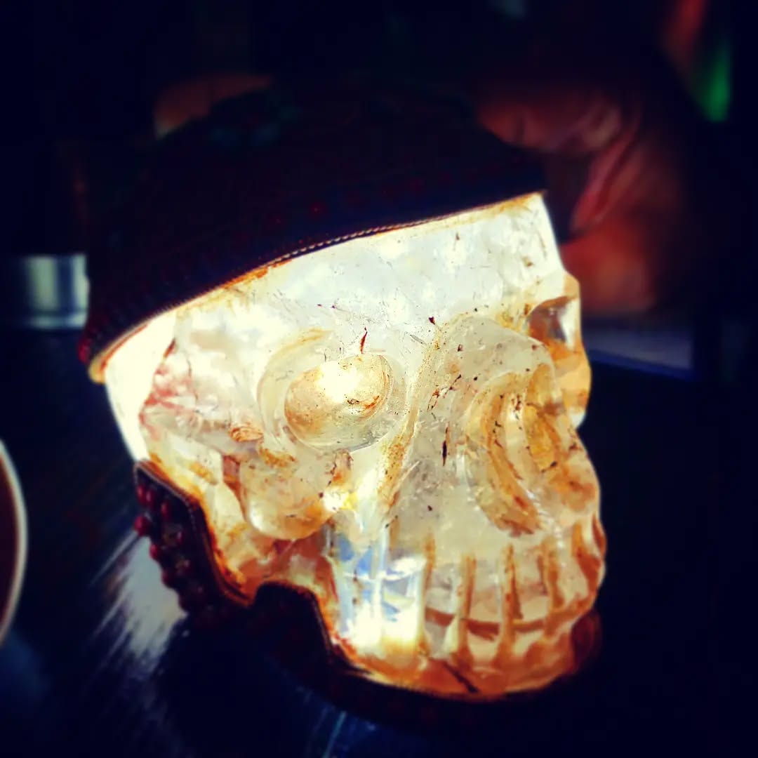 常連さんの本日の戦利品、#クリスタルスカル、#水晶髑髏 です。#オタクバー #水晶ドクロ #CrystalSkull