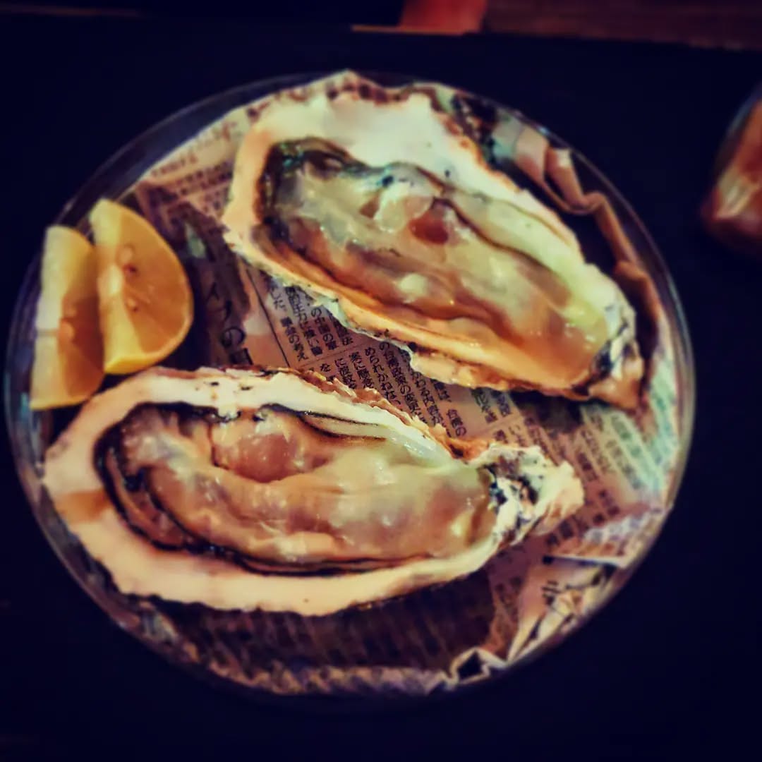 市場で買った #生牡蠣 を持ち込む常連さん来たる! 開店しています。#オタクバー