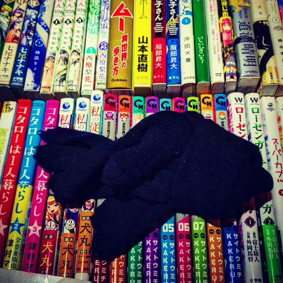 手袋の忘れ物、黒の毛糸です。心当たりの方はご連絡下さい。開店です！ #オタクバー