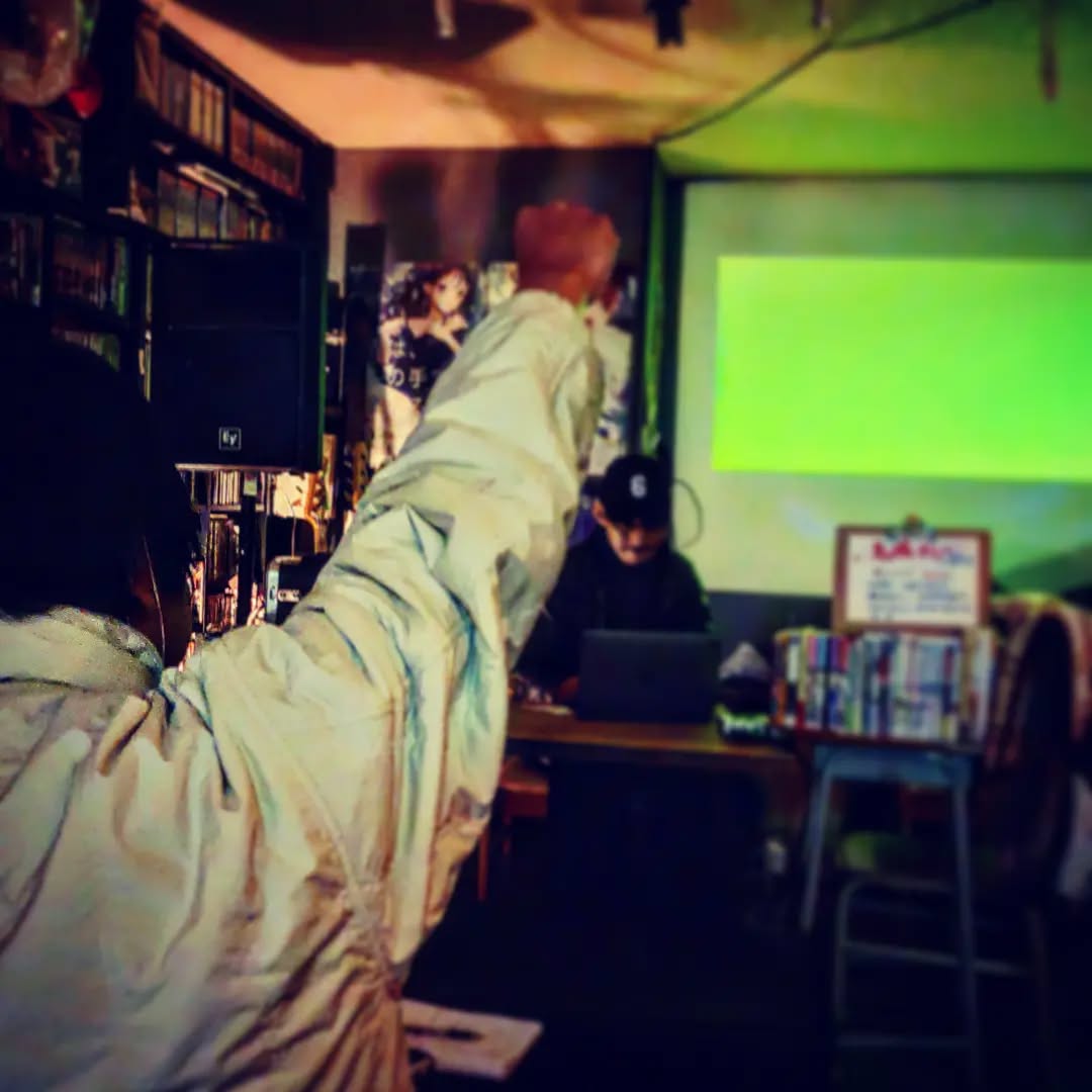 早めに #DJイベント 始めています。大常連さんも前乗りでノリノリ! イベントチャージ2000円(1ドリンク付) #オタクバー #町田 #杏東ぢーな #雷門風太 #日曜営業 #U25割 #はじめての女性は1杯無料