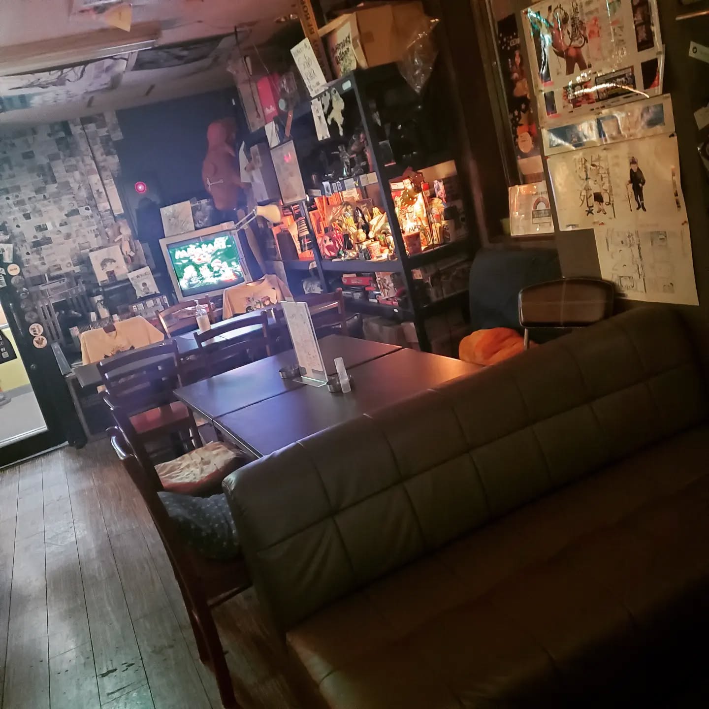 意外と広い店内でお待ちしております!#オタクバー #町田 #杏東ぢーな #雷門風太 #日曜営業 #U25割 #はじめての女性は1杯無料