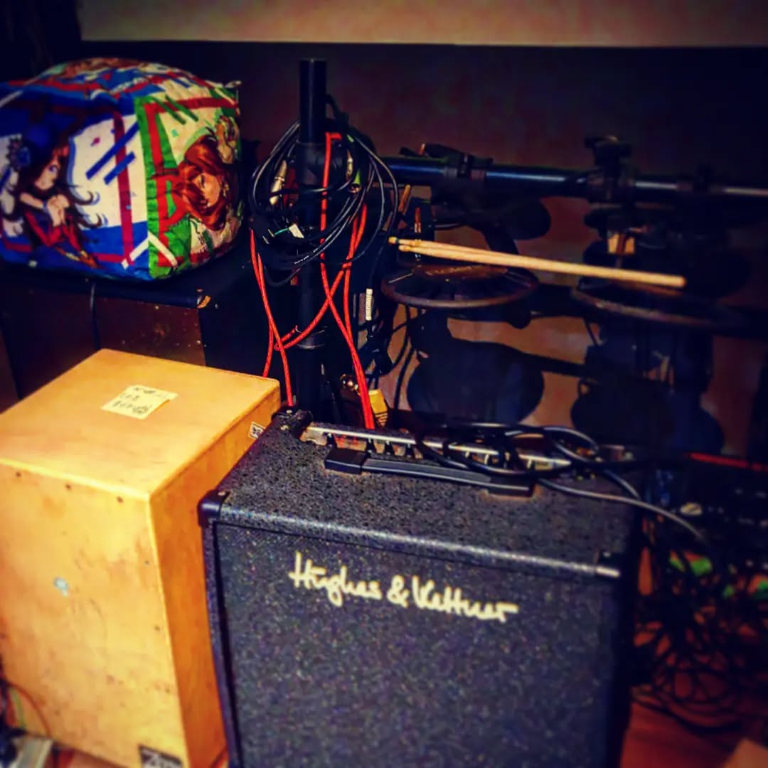 音楽好きのお客さんも多いので、急にセッションが始まることもあります。本日も営業しています。#オタクバー #町田 #杏東ぢーな #雷門風太 #日曜営業 #U25割 #はじめての女性は1杯無料