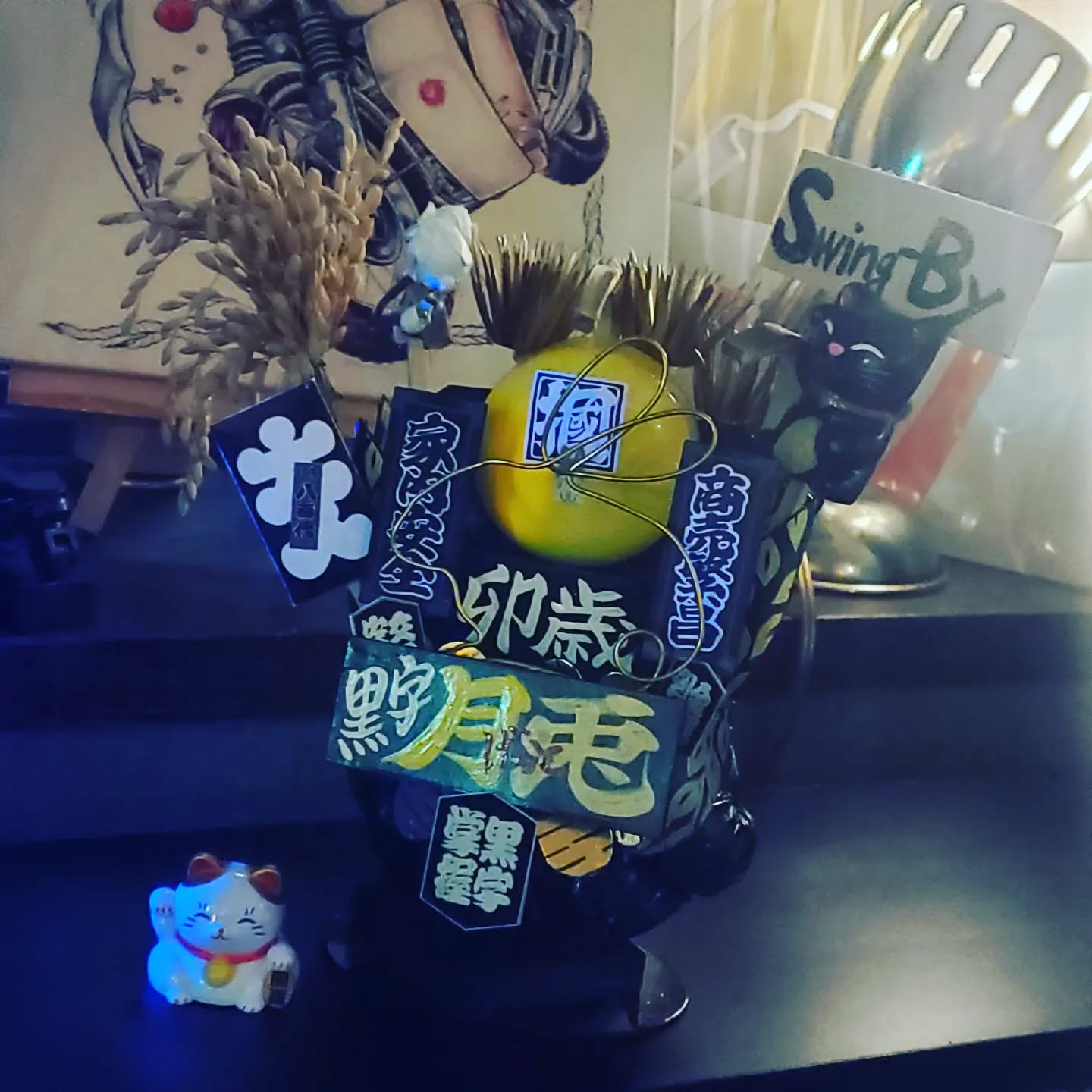 黒字月兎飾りを窓際に営業前に沢山太陽を浴びてください️本日も皆様のお越しをお待ちしております#オタクバー #町田 #杏東ぢーな #雷門風太 #日曜営業 #U25割 #はじめての女性は1杯無料