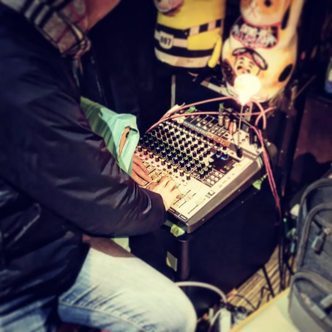 本日、通常営業ですが、DJ-Jさんいらしてます。お気軽にリクエストどうぞ! 開店です。#オタクバー #町田 #杏東ぢーな #雷門風太 #日曜営業 #U25割 #はじめての女性は1杯無料