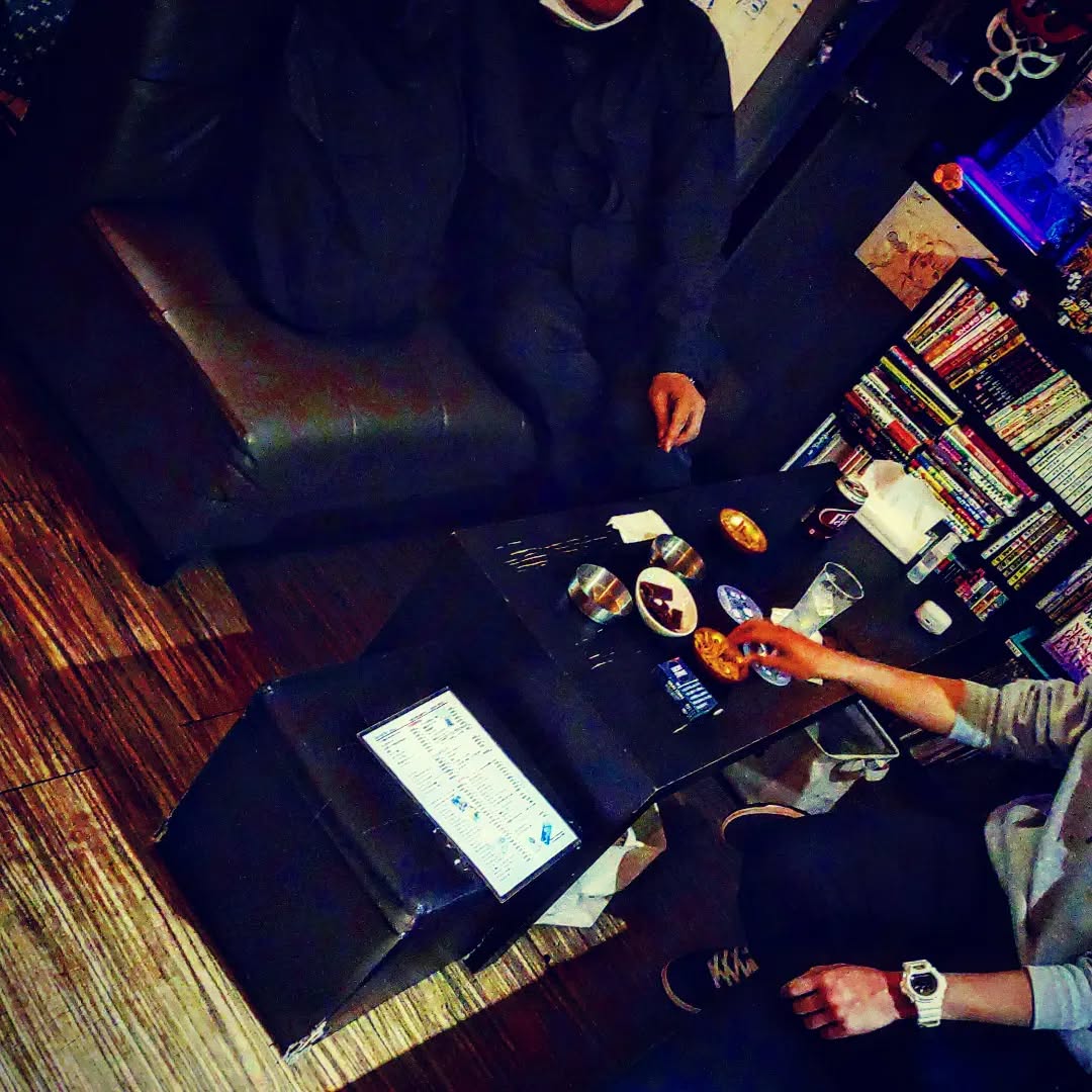 開店と同時に常連さんで賑わっています。美味しいビールあります！#オタクバー #町田 #杏東ぢーな  #雷門風太  #日曜営業 #U25割 #はじめての女性は1杯無料